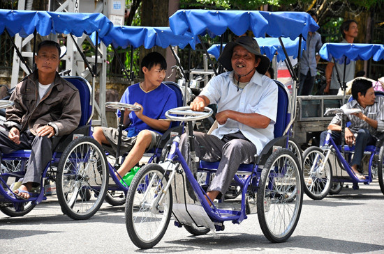 Chương trình trao xe lăn, xe lắc do Hội Từ thiện tỉnh thực hiện đã mang đến niềm vui cho nhiều người tàn tật. Ảnh: VINH ANH