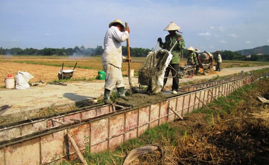 Nhiều địa phương ở Duy Xuyên chú trọng xây dựng hệ thống kênh mương phục vụ sản xuất. Ảnh: HOÀI NHI