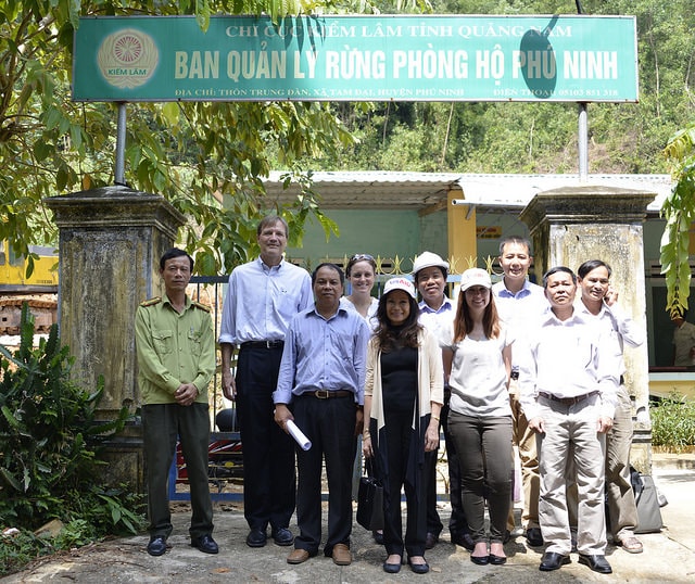 Gloria Steele, USAID Deputy Director for Asia, with the forest management board in Phu Ninh, Quang Nam  (Source: https://www.usaid.gov/)