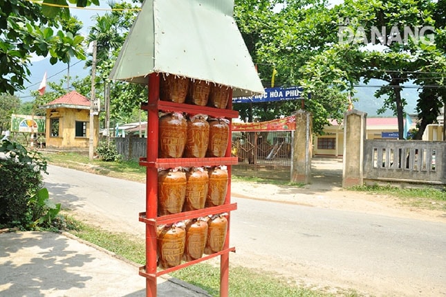 Một điểm giới thiệu sản phẩm rượu cần Cơ tu của cơ sở sản xuất rượu cần Lê Văn Nghĩa ở thôn Phú Túc, xã Hòa Phú, huyện Hòa Vang. Ảnh: THANH TÌNH