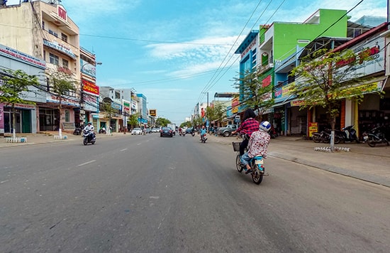 Đường Phan Châu Trinh, nơi có nhiều cửa hàng buôn bán lớn ở Tam Kỳ.Ảnh: PHƯƠNG THẢO