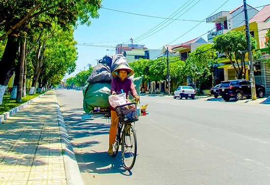 Vất vả mưu sinh. Ảnh: PHƯƠNG THẢO