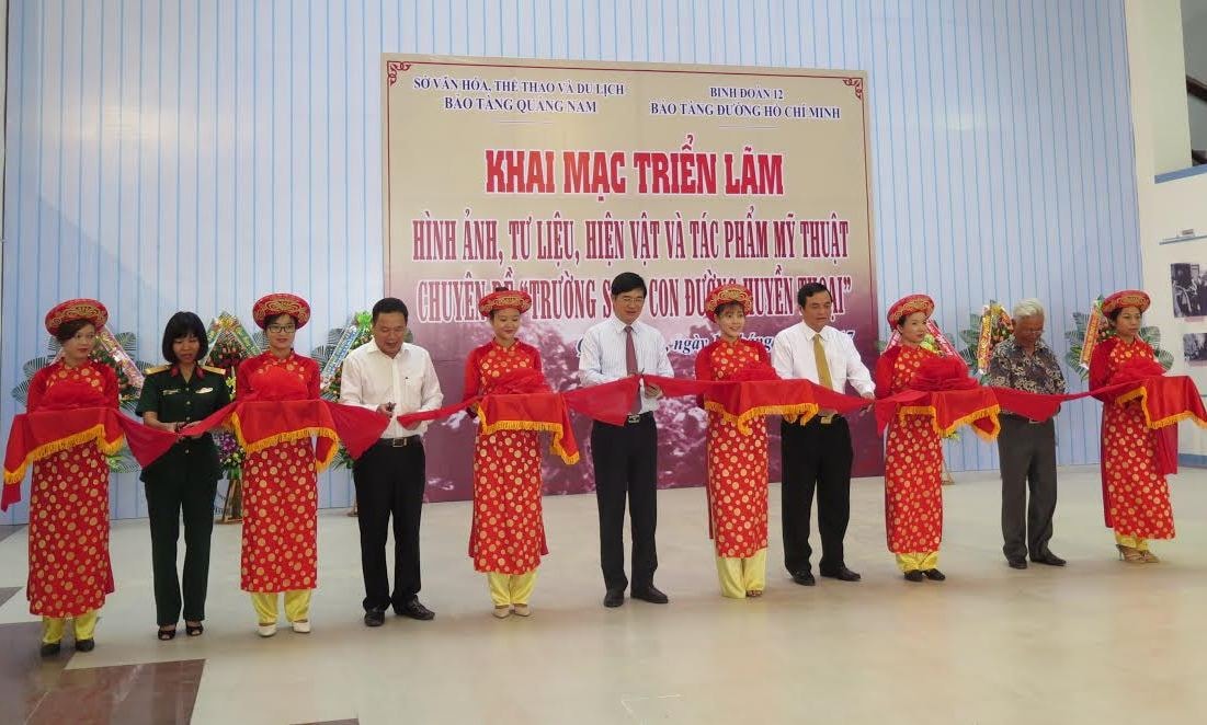 Các đồng chí lãnh đạo cắt băng khai mạc triển lãm