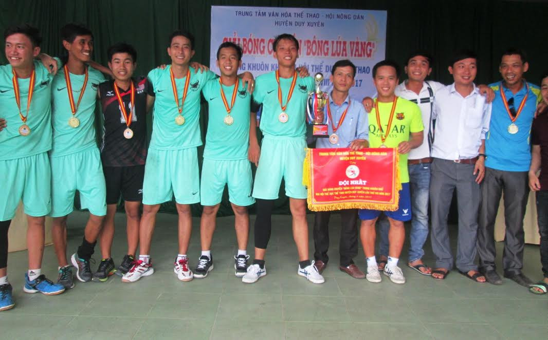 Đội thị trấn Nam Phước xuất sắc giành ngôi vô địch.  Ảnh: HOÀI NHI