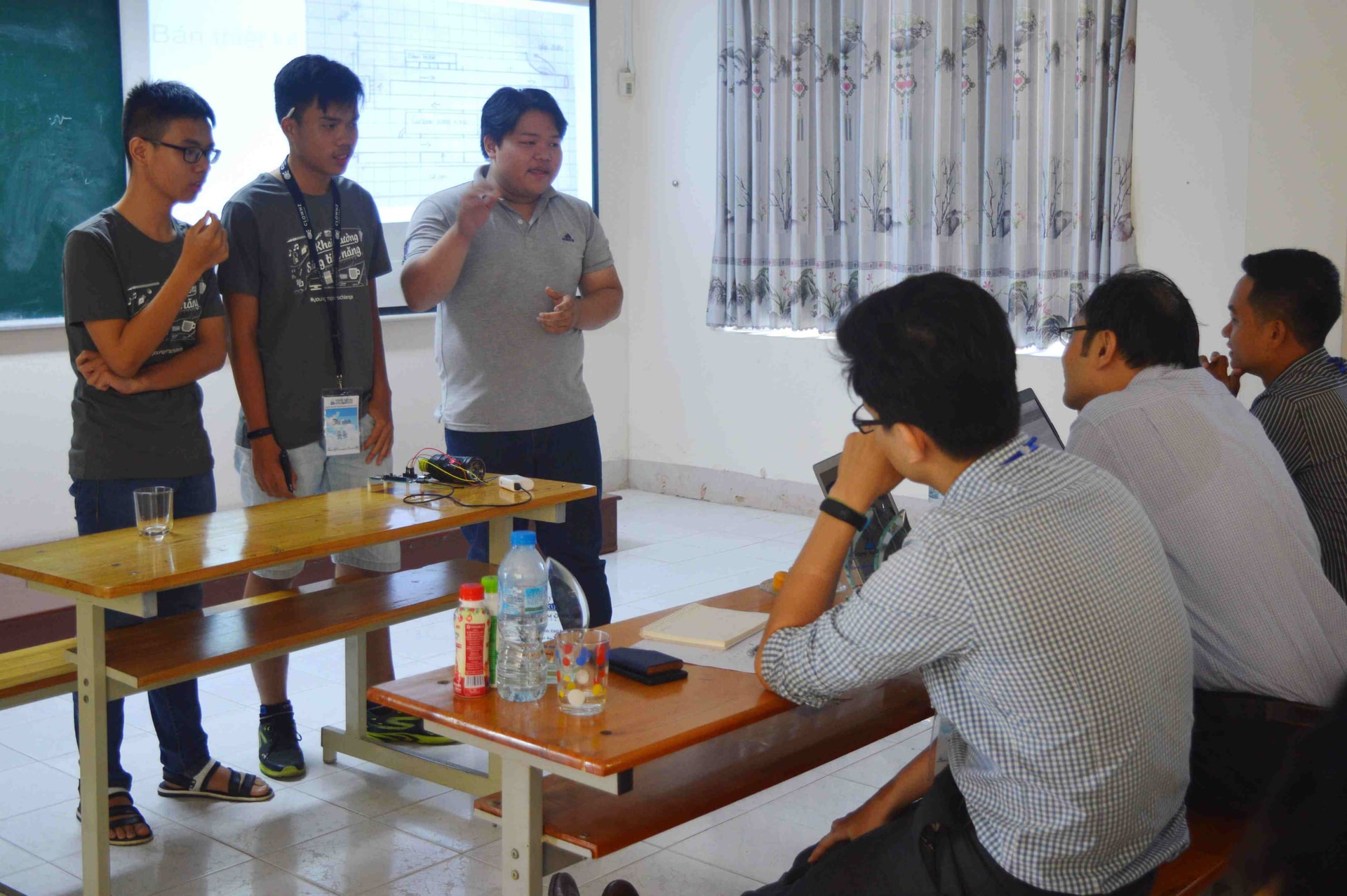 Một đội thi đang trình bày sản phẩm của mình với ban giám khảo. Ảnh: T.L