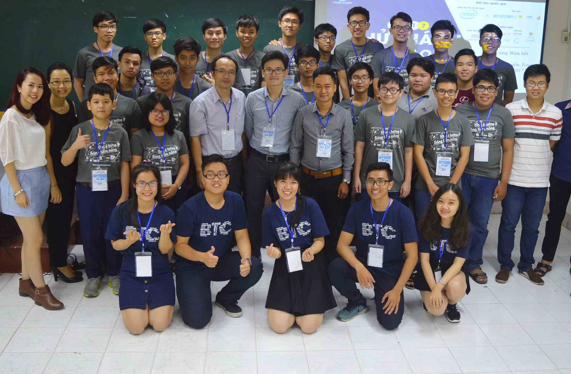 Các đội thi chụp hình lưu niệm sau khi kết thúc cuôc thi. Ảnh: T.L