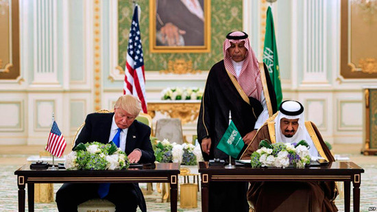 Quốc vương Salman (phải) và Tổng thống Trump tại buổi lễ ký kết ở Riyadh, Ả-rập Xê-út ngày 20.5. 2017. Ảnh: AFP