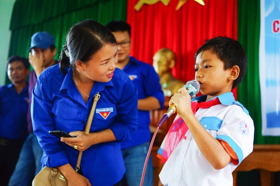 Bí thư chi đoàn Báo Quảng Nam Lê Thị Diễm Lệ giao lưu cùng học sinh Trường Tiểu học Bế Văn Đàn, xã Trà Kót.