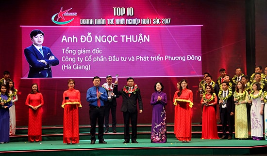 Trưởng ban Dân vận Trung ương Trương Thị Mai và Bí thư thứ nhất BCH Trung ương Đoàn Lê Quốc Phong trao hoa và biểu trưng cho Top 10 Doanh nhân trẻ khởi nghiệp xuất sắc năm 2017. 