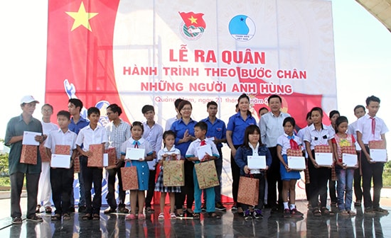 Trao học bổng cho học sinh tại lễ ra quân. Ảnh: CTV