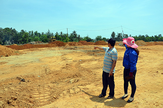 Khu vực thi công dự án khu tái định cư nhà ở công nhân Tam Anh Nam.  Trong ảnh: Gia đình bà Phượng và ông Hữu chỉ vào chỗ đất của mình đã bị san lấp.Ảnh: HỮU PHÚC