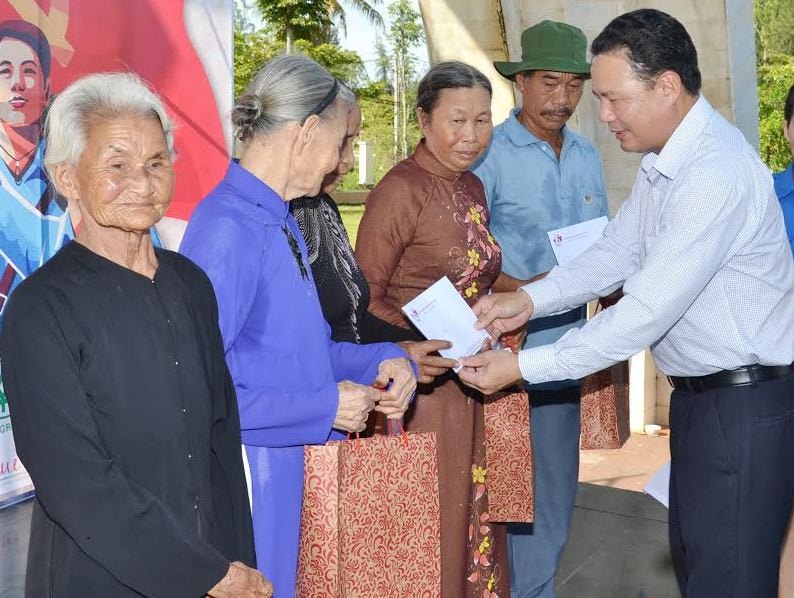 Phó Chủ tịch UBND tỉnh Quảng Nam Lê Văn Thanh trao quà cho các gia đình có công với cách mạng.