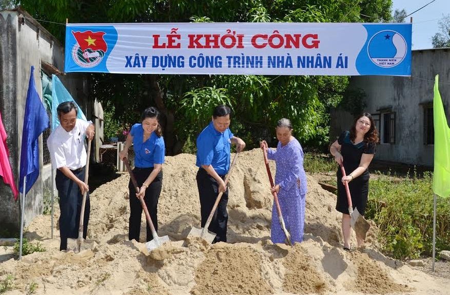 Khởi công nhà tình nghĩa cho cô Huỳnh Thị Mích, đại diện gia đình chính sách có hoàn cảnh khó khăn.