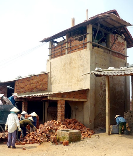 Các nhà máy sản xuất gạch trên địa bàn tỉnh phải chứng minh được nguồn nguyên liệu, nếu không buộc phải dừng hoạt động. Ảnh: H.PHÚC 