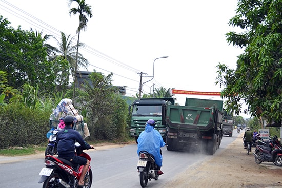 Đường chật, người đông và xe tải nặng đi lại chen chúc là nguyên nhân dẫn đến xung đột trên tỉnh lộ 609B. Ảnh: C.T