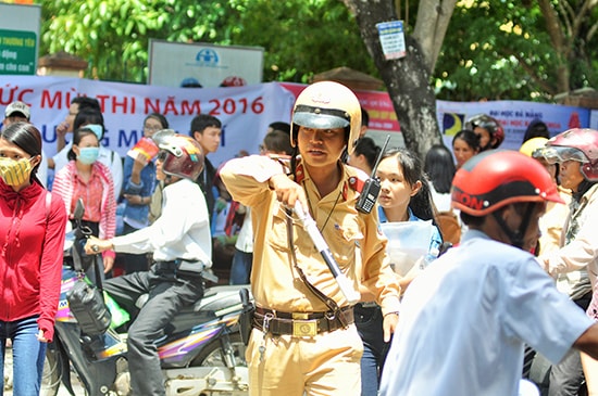 Cảnh sát giao thông làm nhiệm vụ điều tiết giao thông tại điểm thi Trường THPT Phan Bội Châu (Tam Kỳ) tại kỳ thi năm 2016.Ảnh: X.PHÚ