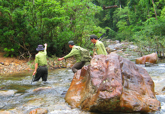 Vượt suối trên đường tuần tra. Ảnh: NGƯỚC - CÔNG