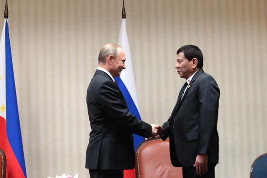 Tổng thống Duterte (phải) và Tổng thống Nga Vladimir Putin. Ảnh: rappler