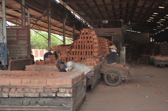 Lao động làm việc tại Công ty TNHH Vật liệu xây dựng Phan Ngọc Anh gắn bó lâu dài với công ty. Ảnh: D.L