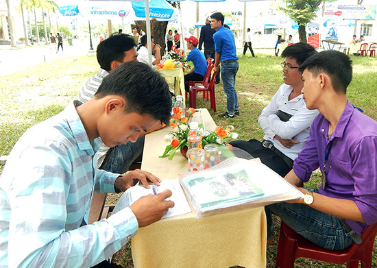 Sinh viên tham gia tuyển dụng tại ngày hội.