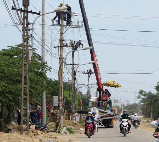 Lưới điện nằm sát khu dân cư. Ảnh: HOÀNG LIÊN