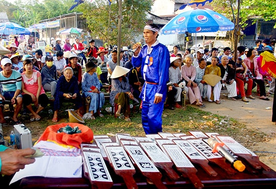 Đông đảo người dân đến xem hô hát bài chòi ở Lễ hội Bà Thu Bồn.Ảnh: PHƯƠNG THẢO