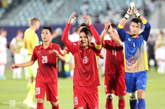 Các cầu thủ U20 Việt Nam bày tỏ sự cám ơn đối với khán giả nhà sau trận hòa New Zealand. ảnh: Internet