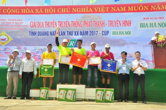 Giải Đua thuyền truyền thống Phát thanh truyền hình Quảng Nam năm 2017.Ảnh: ANH SẮC