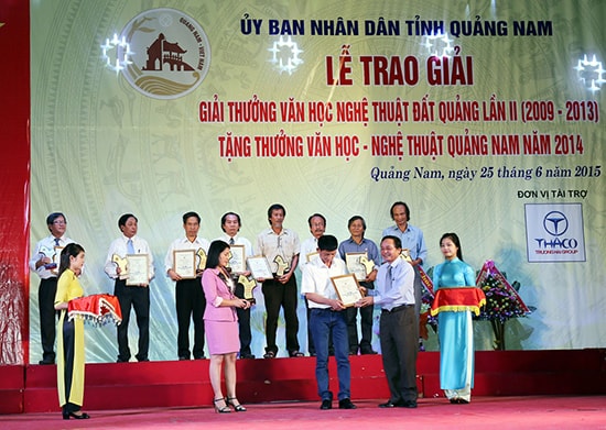 Kịp thời tôn vinh, biểu dương, khen thưởng cho văn nghệ sĩ là một cách để họ có thêm động lực sáng tạo. Trong ảnh: Trao giải Giải thưởng VHNT Đất Quảng lần thứ 2 - năm 2015.Ảnh: BẢO ANH