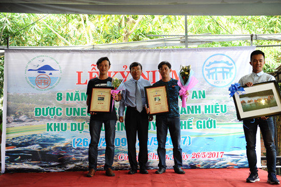 Trao giải thưởng cho các tác giả đạt gải thưởng cuộc thi ảnh Cù Lao Chàm. Ảnh: MINH HẢI