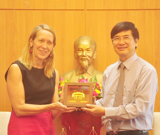 Secretary Nguyen Ngoc Quang (right) and the U.S Consul General Mary Tarnowka