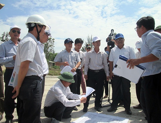 Thường trực HĐND tỉnh kiểm tra thực địa các khu tái định cư ở vùng đông Duy Xuyên. Ảnh: V.SỰ