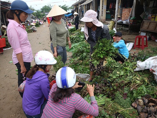 Mua bán lá mùng 5 ở chợ Nồi Rang. Ảnh: TUYẾT MAI