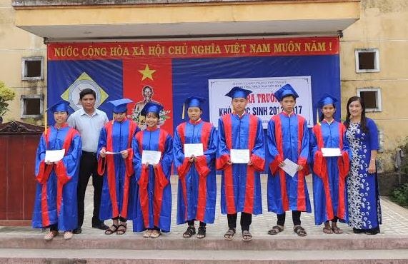 Trao chứng nhận tốt nghiệp THCS cho các học sinh tiêu biểu.