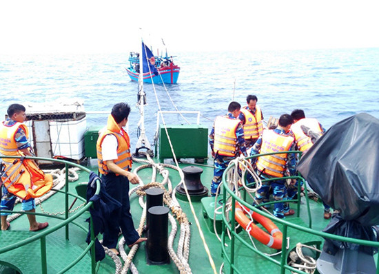 Tàu CSB 2016 thuộc Bộ Tư lệnh Vùng CSB 2 lai dắt tàu cá gặp nạn vào bờ.  Ảnh: NHÂN HẬU