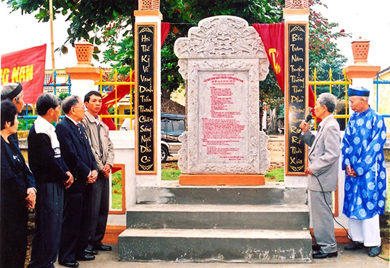 Năm 2007, người dân Điện Phương dựng văn bia  ghi dấu di tích lịch sử Dinh trấn Thanh Chiêm.Ảnh: S.T