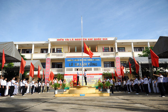 Lễ thượng cờ. Ảnh MINH HẢI