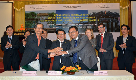 Đại diện Hiệp hội Du lịch các địa phương Quảng Nam, Đà Nẵng, Thừa Thiên Huế ký cam kết hợp tác phát triển du lịch vào tháng 2.2015. Ảnh: HỒNG HẠNH