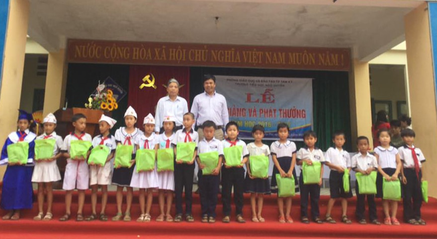 Trường Tiểu học Ngô Quyền trao quà cho học sinh nghèo vượt khó tại lễ bế giảng năm học 2016-2017. 