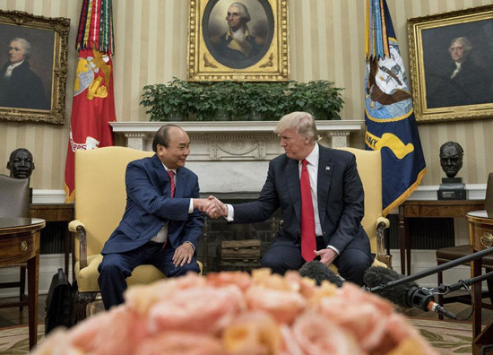 Thủ tướng Nguyễn Xuân Phúc (trái) và Tổng thống Donald Trump. Ảnh: AP