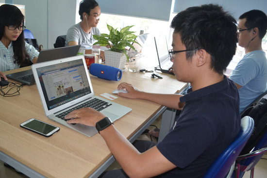 Minh Đức (phải) giới thiệu về Sumi – chatbot đầu tiên do nhóm phát triển.  Ảnh: TẤN LỰC