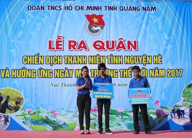 Bí thư Tỉnh đoàn Phạm Thị Thanh trao biển tượng trưng xây dựng công trình nước sạch vùng cao và mô hình hỗ trợ thanh niên dân tộc thiểu số phát triển kinh tế. Ảnh: VINH ANH