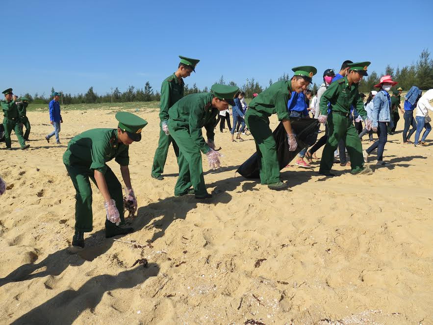 Cán bộ chiến sĩ, đoàn viên thanh niên ra quân làm sạch bãi biển tại xã Tam Quang. Ảnh: VINH ANH