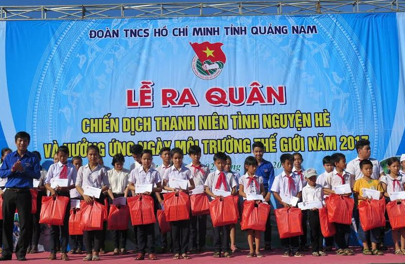 Trao 30 suất học bổng cho học sinh vượt khó của huyện Núi Thành. Ảnh: VINH ANH