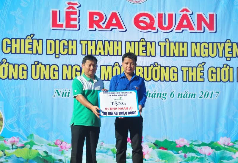 Chi đoàn Vietcombank Quảng Nam trao tặng biển tượng trưng hỗ trợ xây dựng nhà nhân ái.