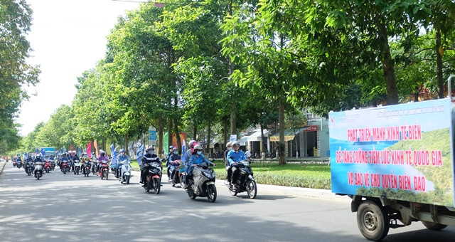 ĐVTN diễu hành tuyên truyền hưởng ứng Tuần lễ Biển và Hải đảo Việt Nam năm 2017. Ảnh: M.L