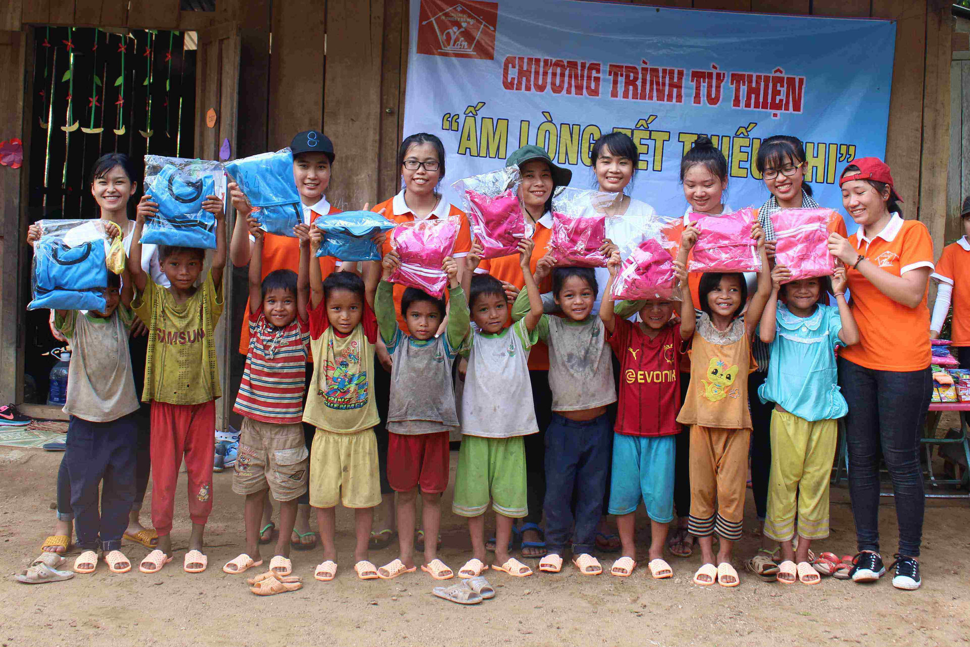 Đoàn thiện nguyện trao 54 suất quà cho trẻ em Xơ Đăng (xã Trà Cang). Ảnh: CTV