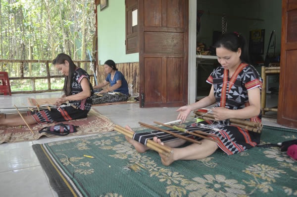 Co Tu women studiously weaving brocade. Photo: cand.com.vn