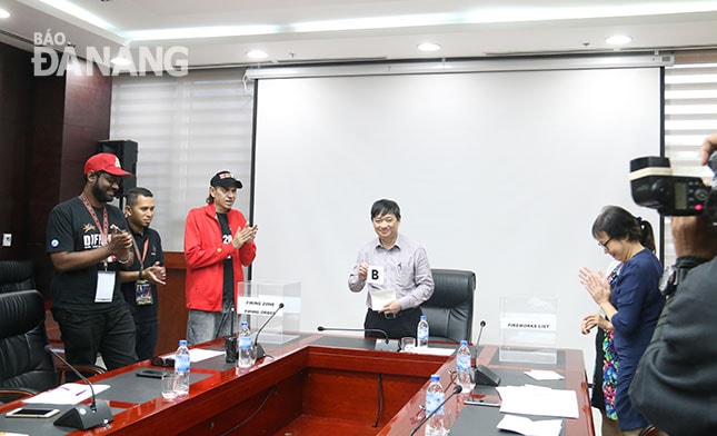 Phó Chủ tịch Thường trực UBND thành phố, Trưởng ban Tuyên giáo Thành ủy, Trưởng Ban tổ chức DIFF 2017 Đặng Việt Dũng (giữa) bốc thăm thứ tự thi đấu, vị trí bắn, số lô pháo cho các đội. Ảnh: THU HÀ