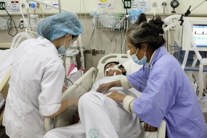 Nhân viên y tế cấp cứu cho bệnh nhân bị đột quỵ. (Ảnh: TTXVN)